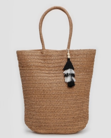 Bolsa tote de palha com tassel bege | Accessori by Riachuelo