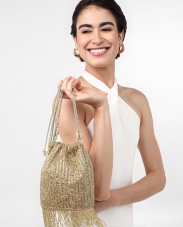 Bolsa feminina bucket alça longa e franja dourada | Accessori by Riachuelo