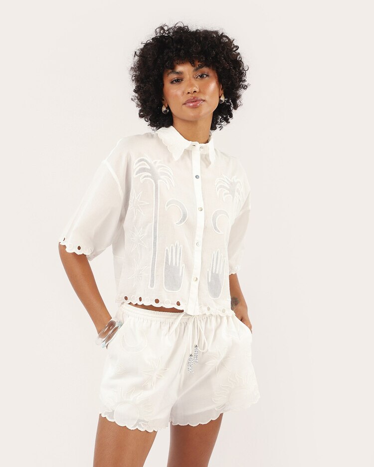 Camisa cropped em laise branca