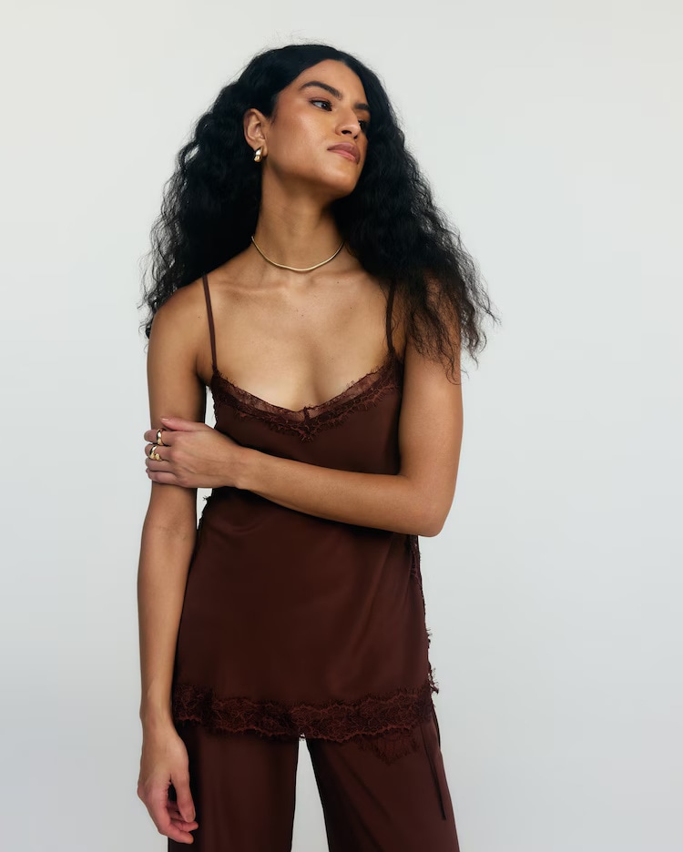 Regata feminina alongada com fenda marrom