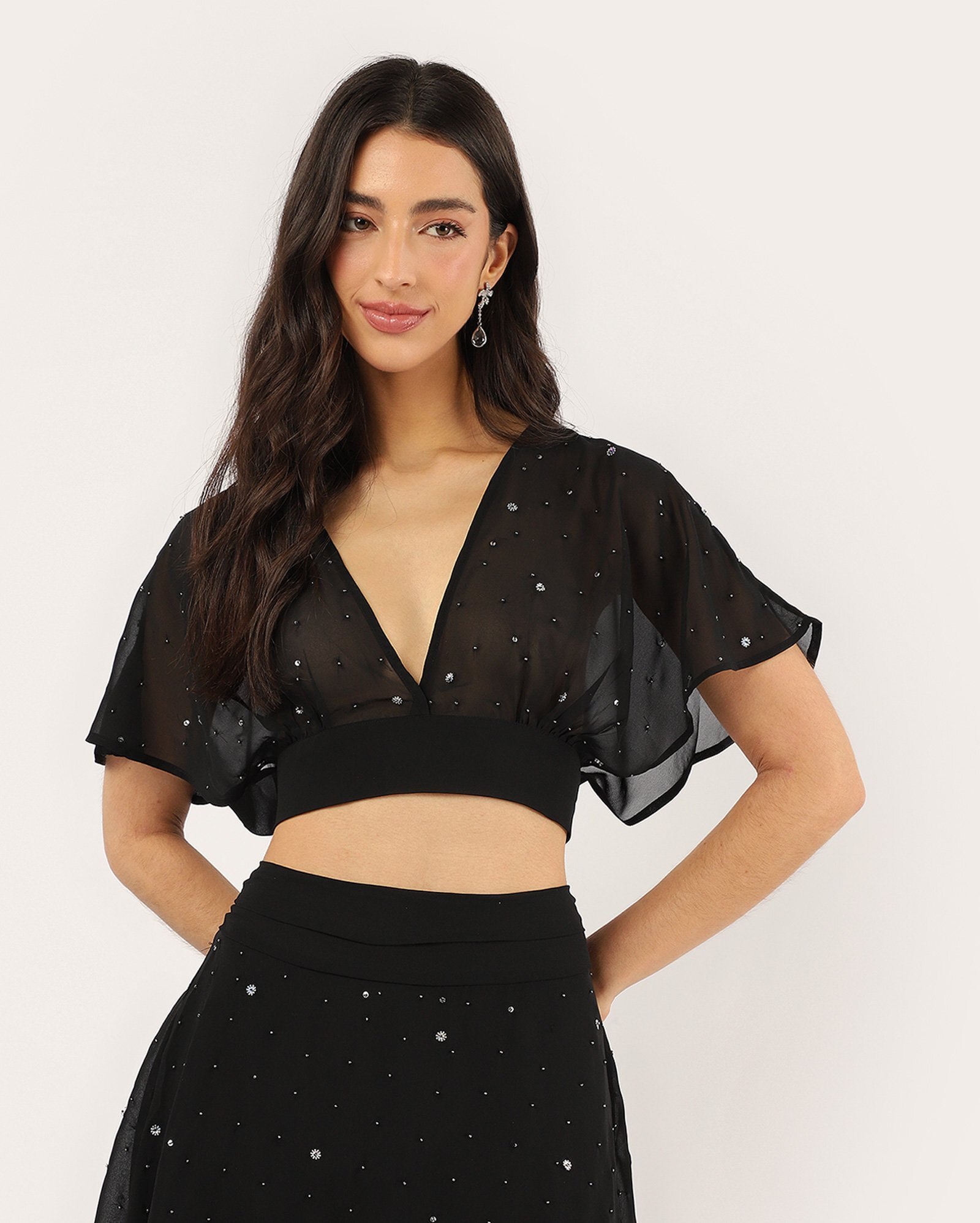 Blusa cropped em chiffon decote v com brilho - preta 