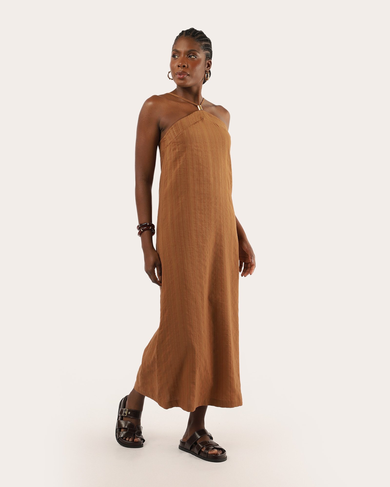 Vestido midi com viscose e decote halter - marrom