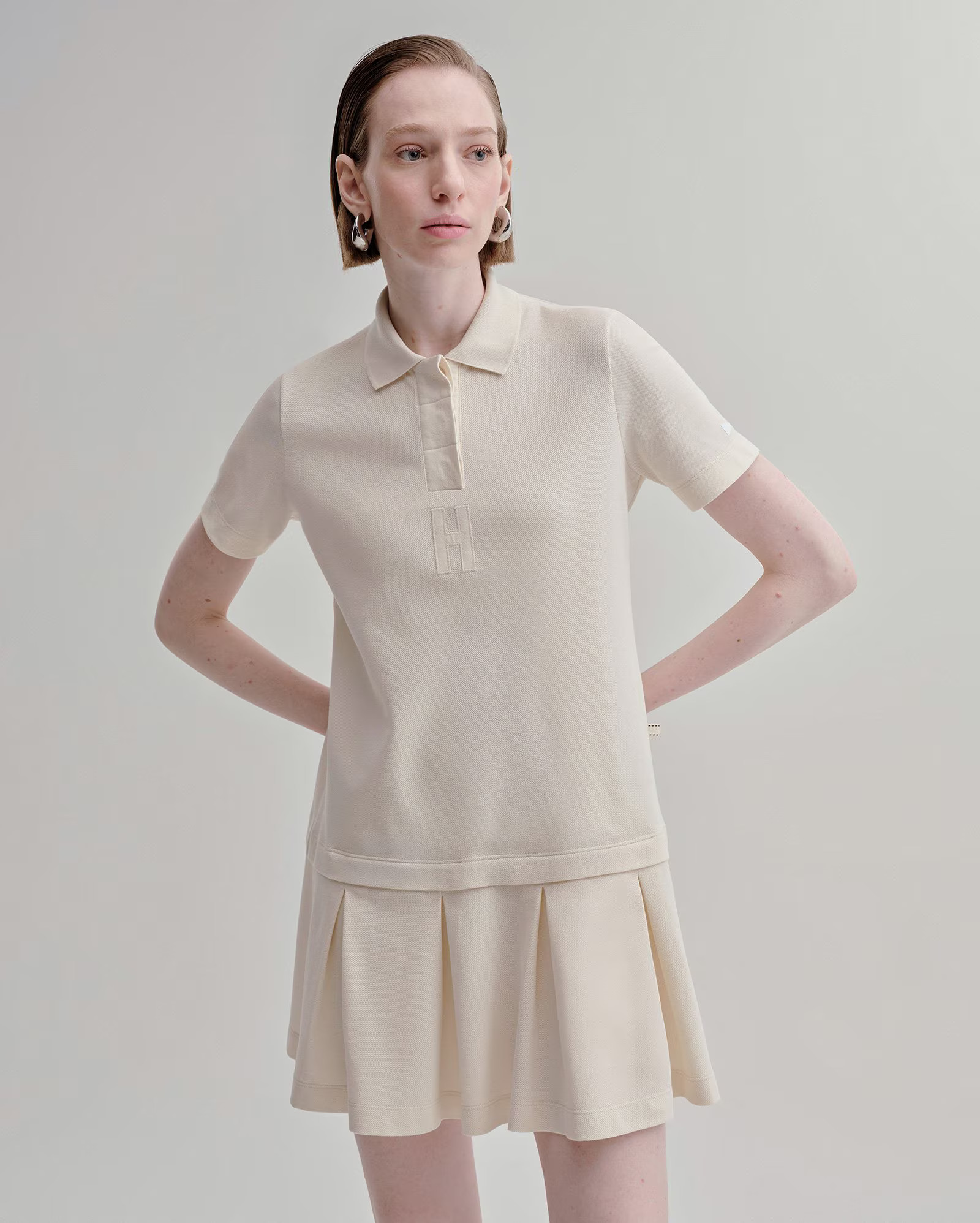Vestido polo curto piquet com pregas bege | Herchcovitch + Pool