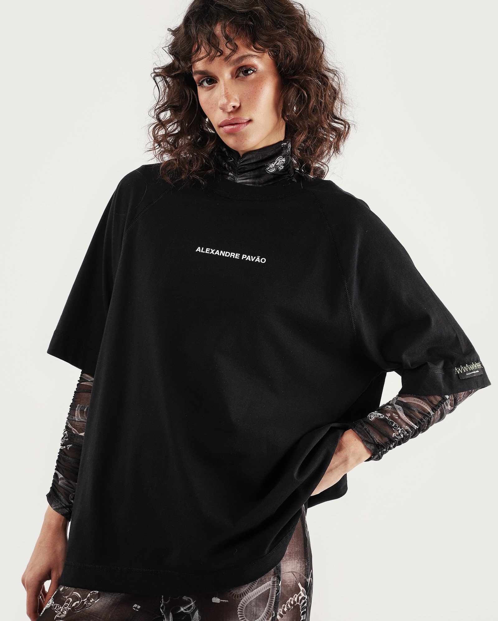Camiseta feminina oversized preta | Alexandre Pavão + Pool
