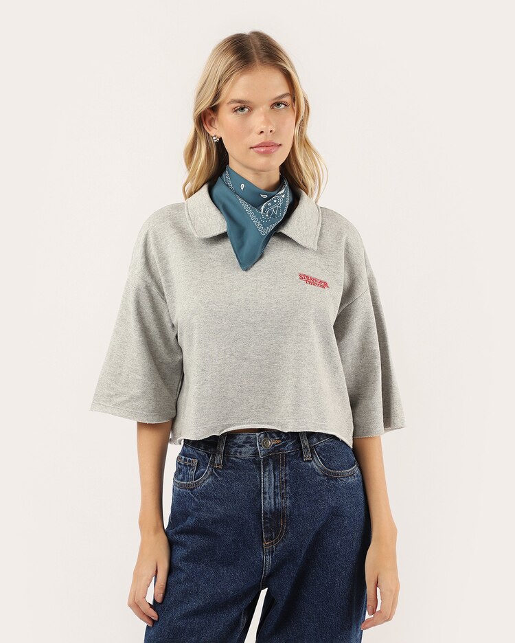 Polo cropped Stranger Things com lenço cinza | Netflix