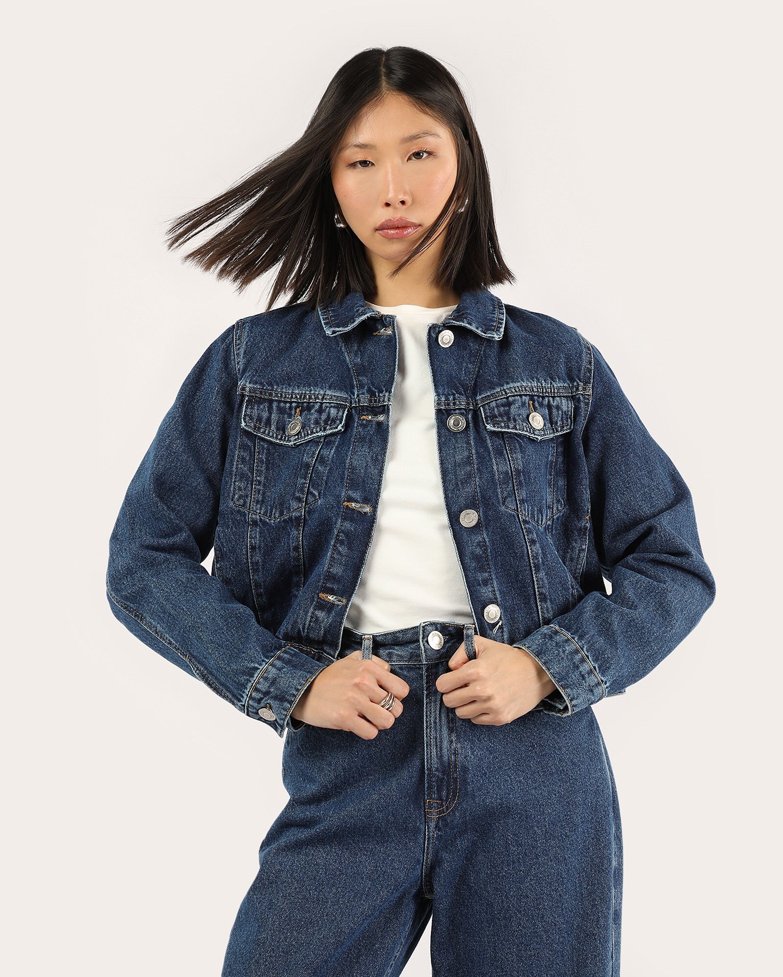 Jaqueta jeans feminina com recortes e bolsos - Jeans Escuro | Pool Jeans