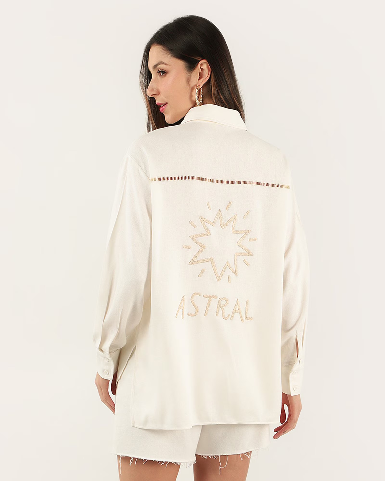 Camisa feminina em viscolinho coração off-white | Ceramiquinho + Riachuelo