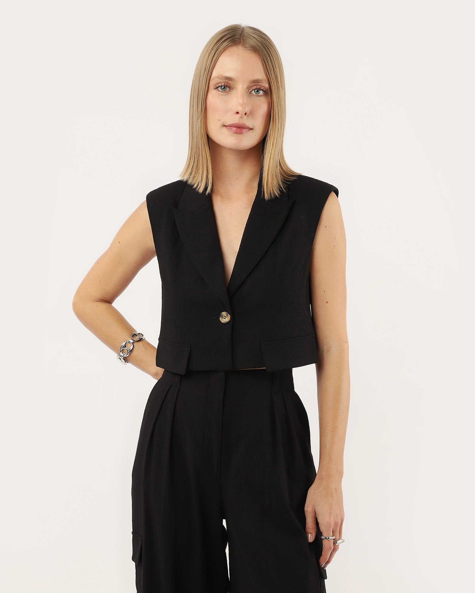 Colete cropped alfaiatado preto | AK