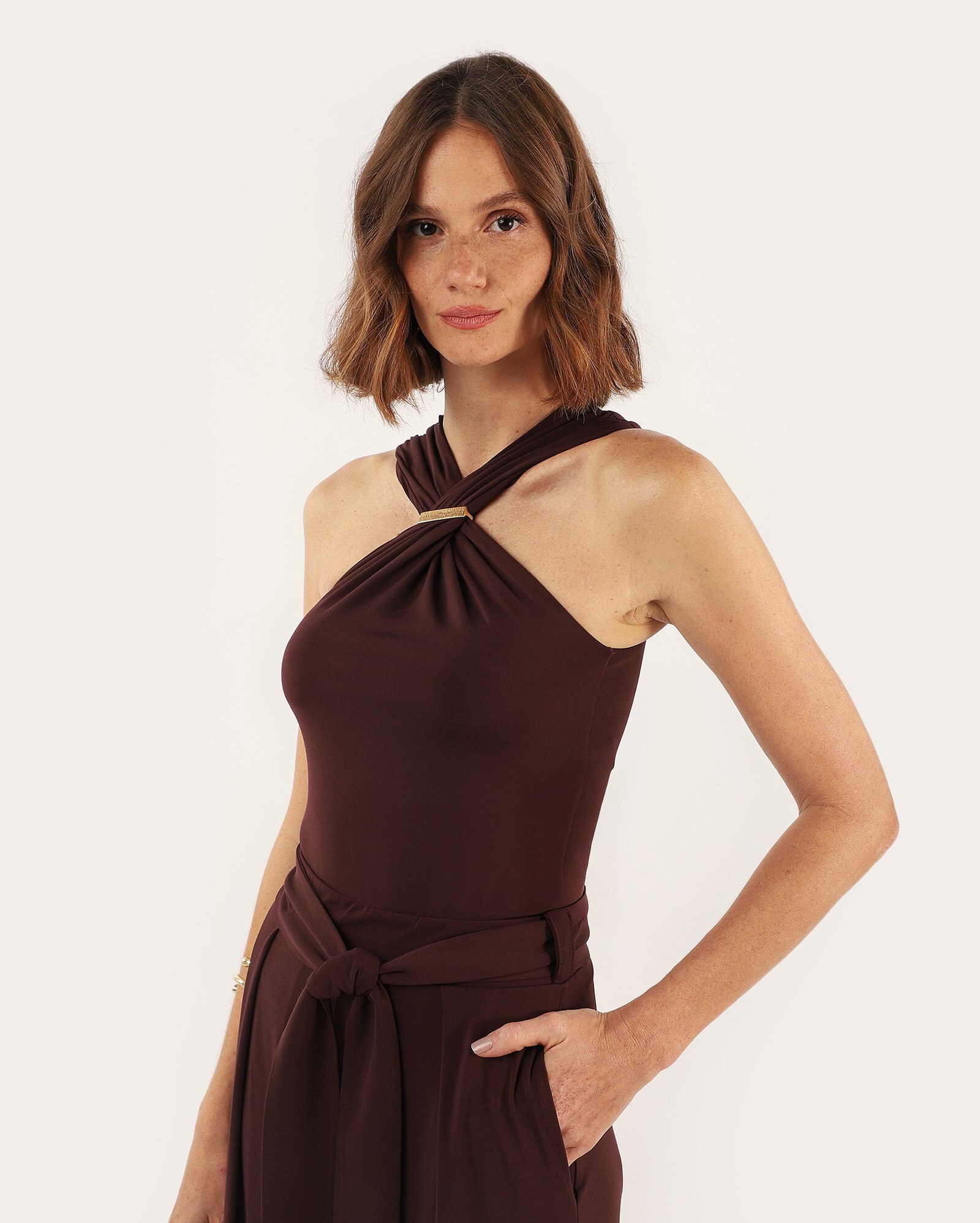 Regata feminina alongada com decote halter vinho
