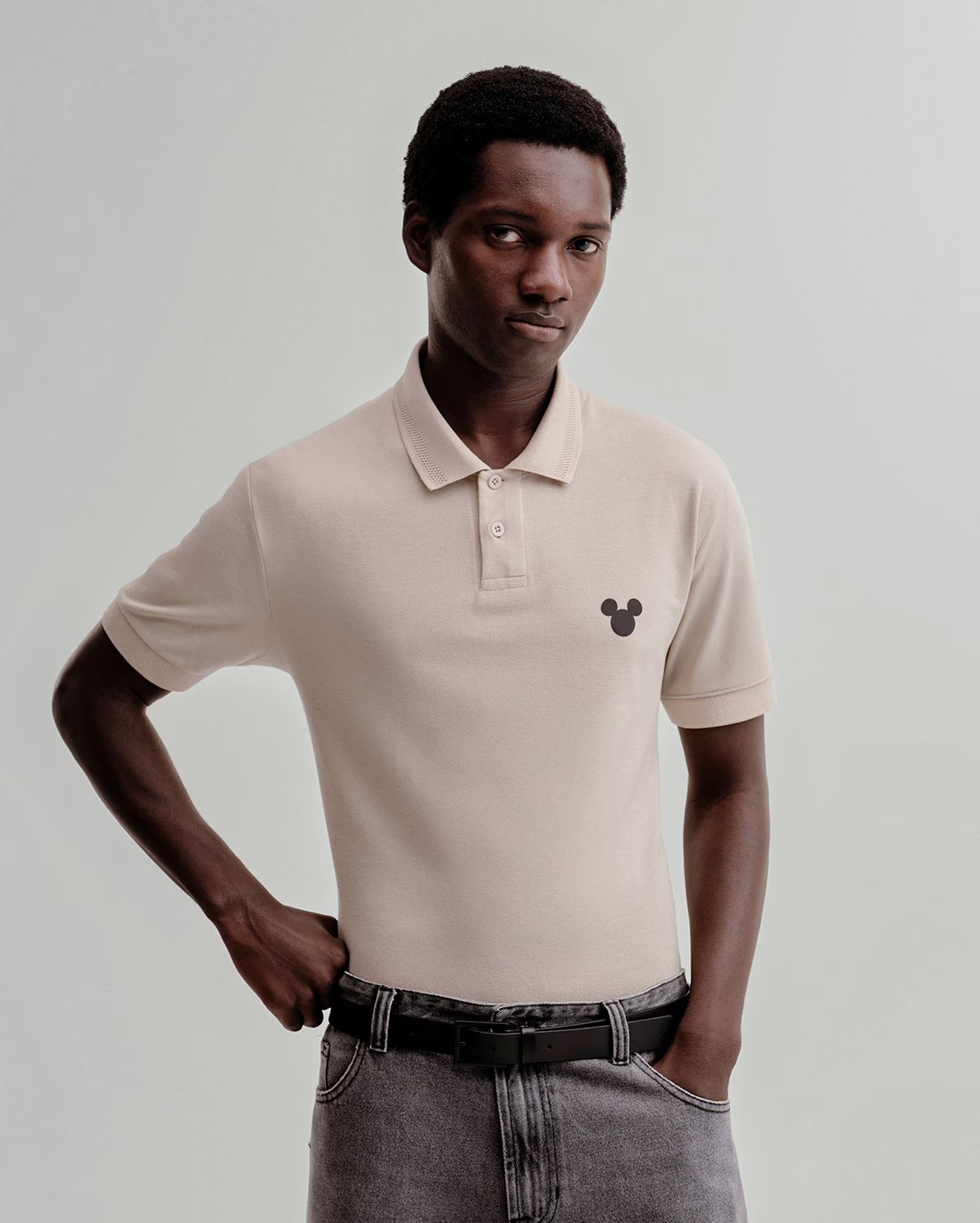 Camisa polo masculina piquet Disney bege | Herchcovitch + Pool