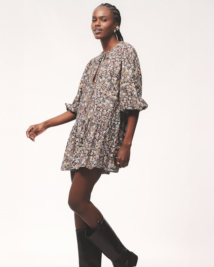 Vestido curto evasê floral em viscose - marrom