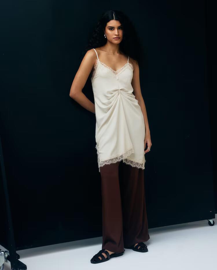 Vestido curto reto com franzido - bege