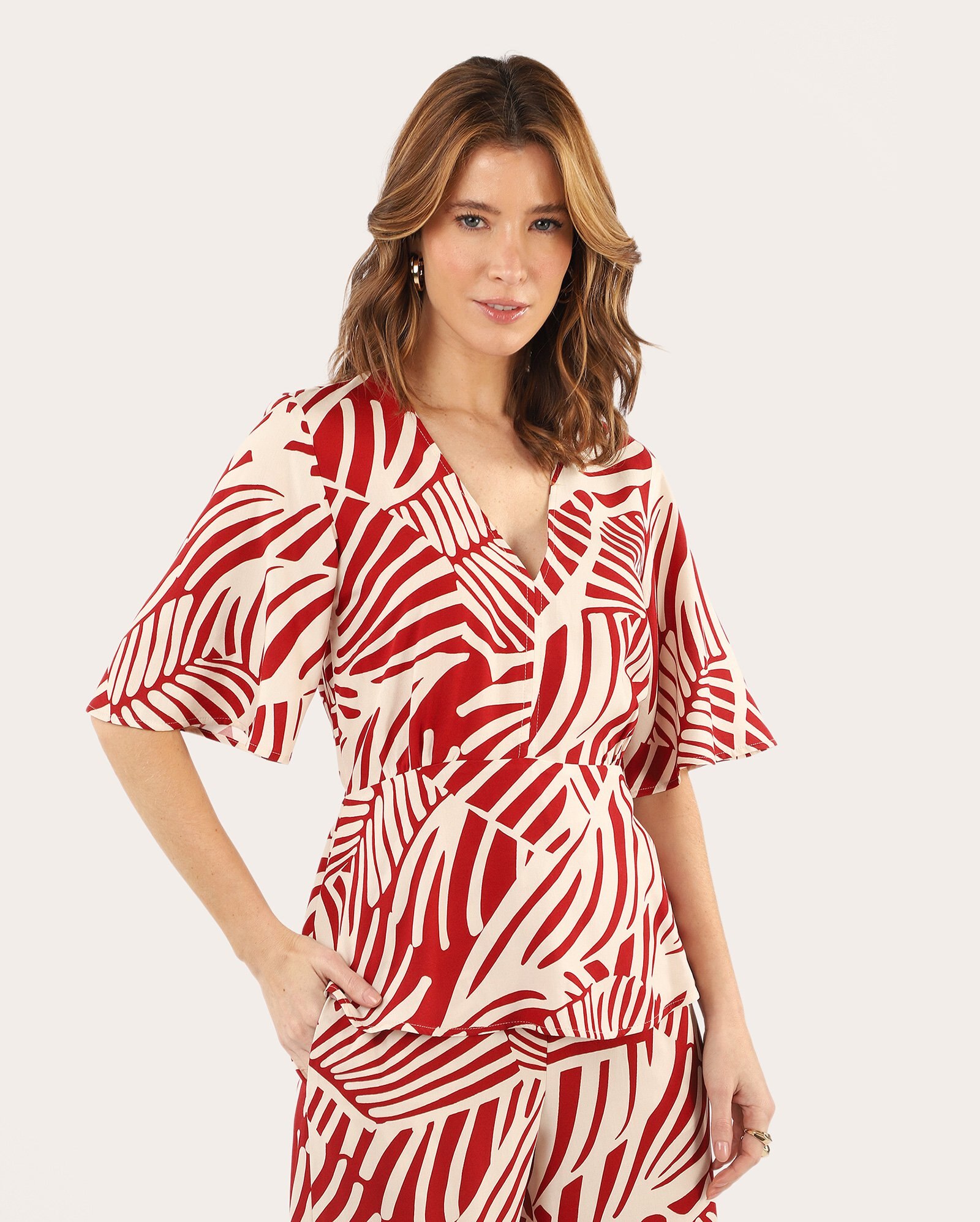 Blusa feminina decote V manga 3/4 folhagem - multicor