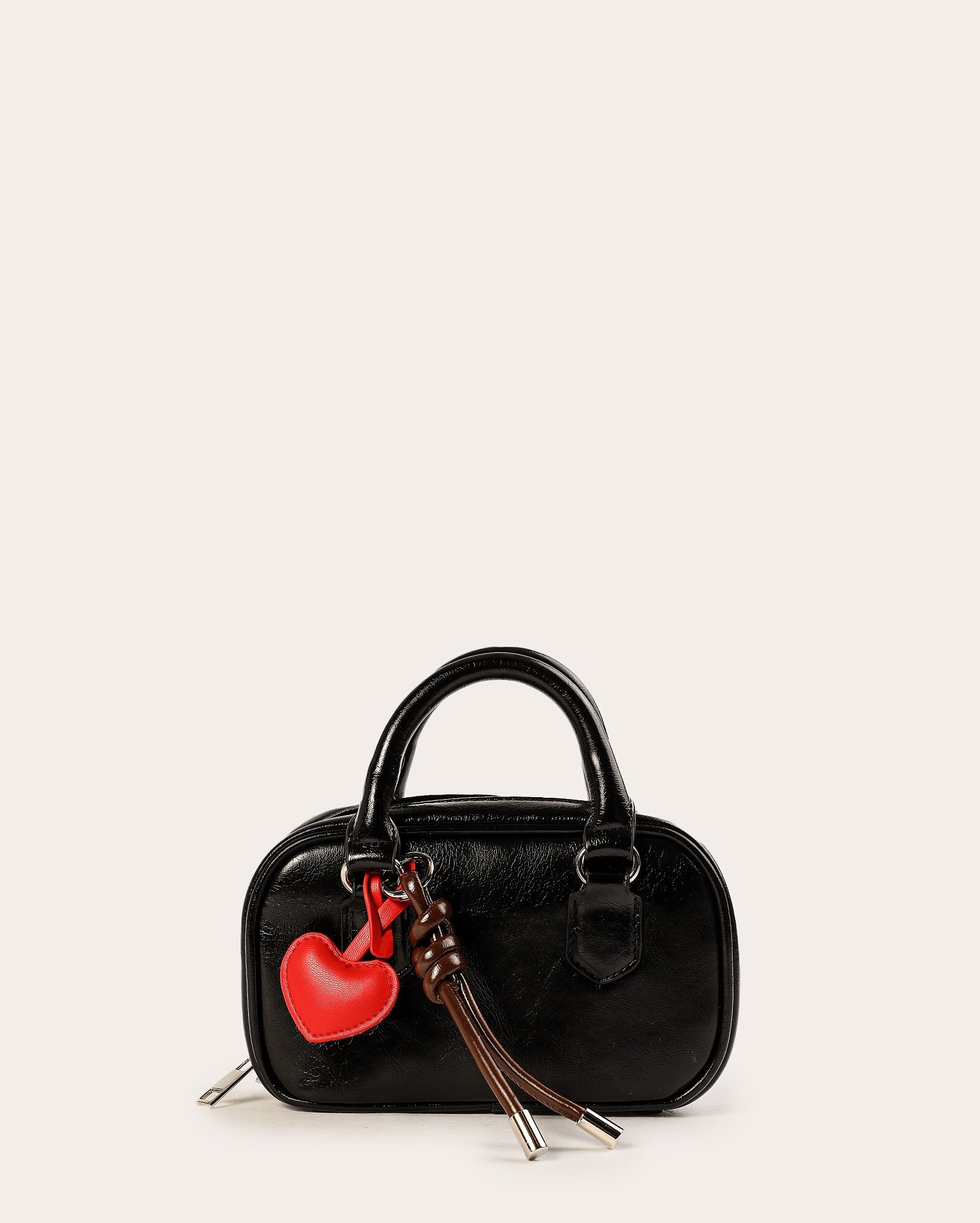 Bolsa feminina bowling com chaveiro coração preta