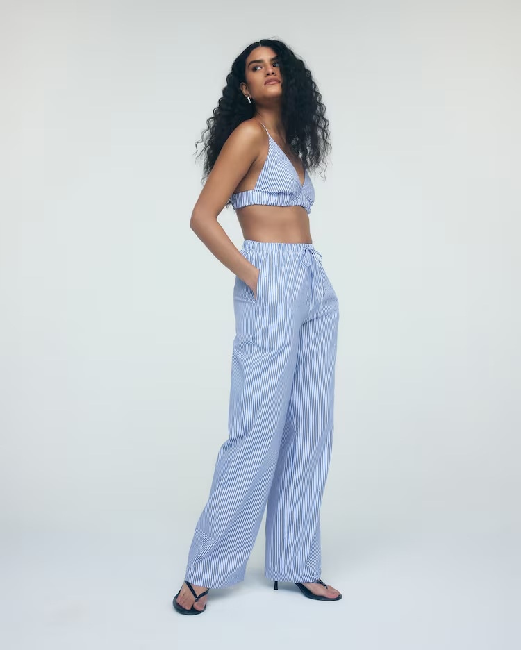 Calça feminina relaxed com pedrarias azul