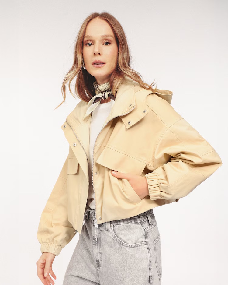 Jaqueta feminina cargo com capuz - amarela