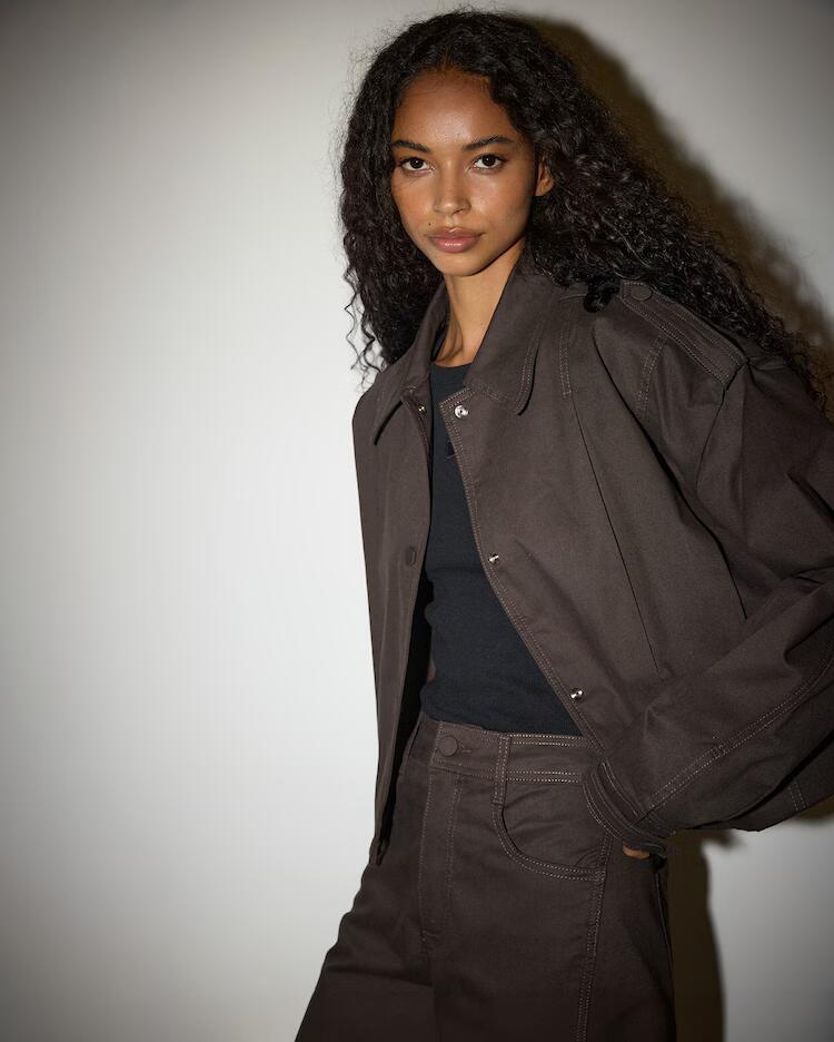 Jaqueta sarja feminina pespontada - marrom | Pool Jeans