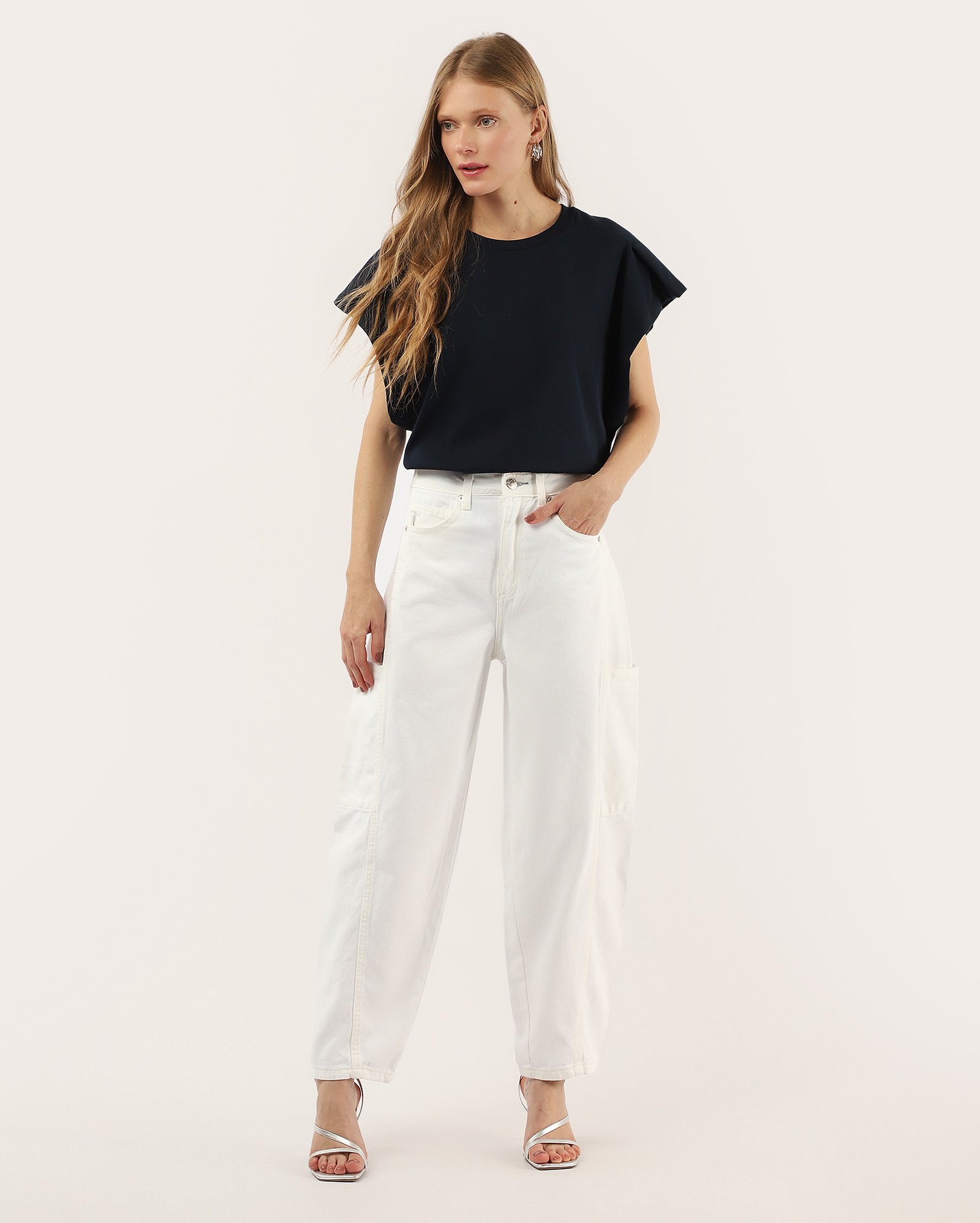 Calça sarja feminina barrel cintura média off-white | Pool Jeans