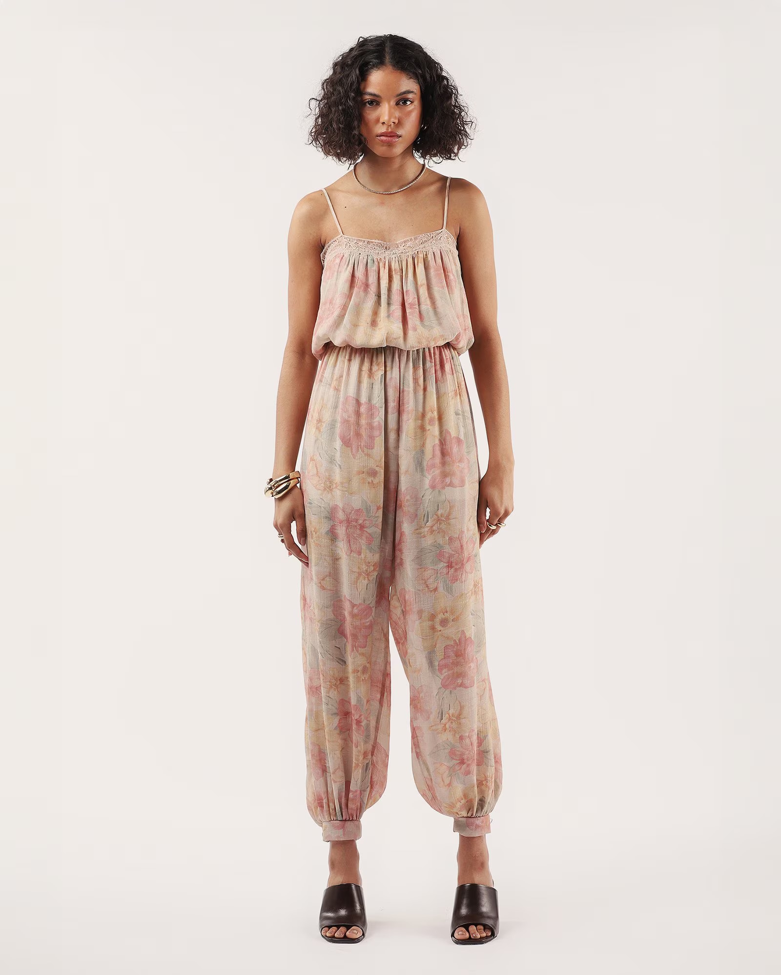 Macacão feminino balonê floral com renda bege | Riachuelo