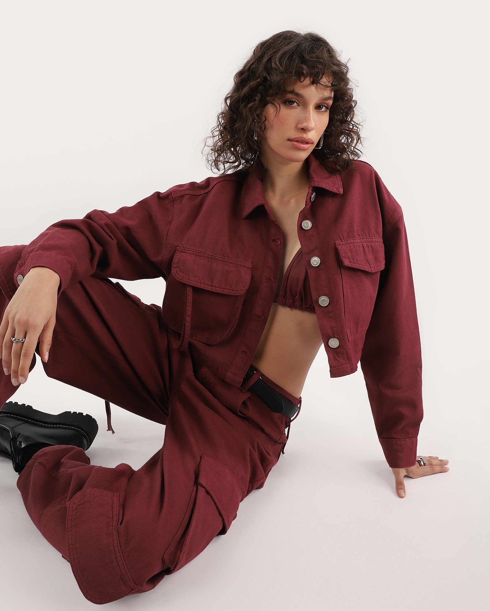 Jaqueta sarja cropped cargo com cordão vinho | Pool Jeans