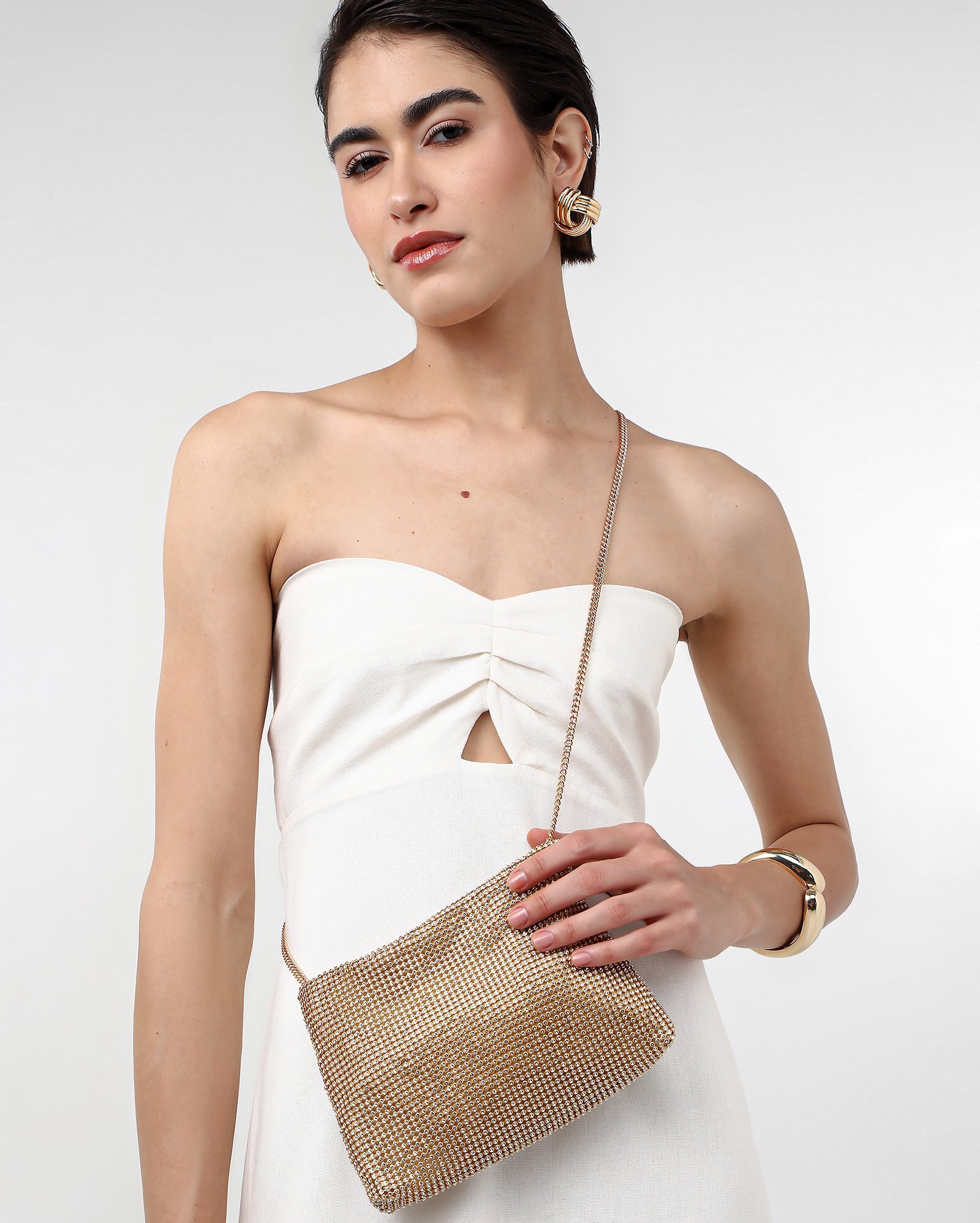 Bolsa crossbody P com brilho e corrente dourada | Accessori by Riachuelo