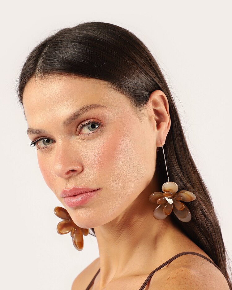 Brinco feminino flor resinado - marrom