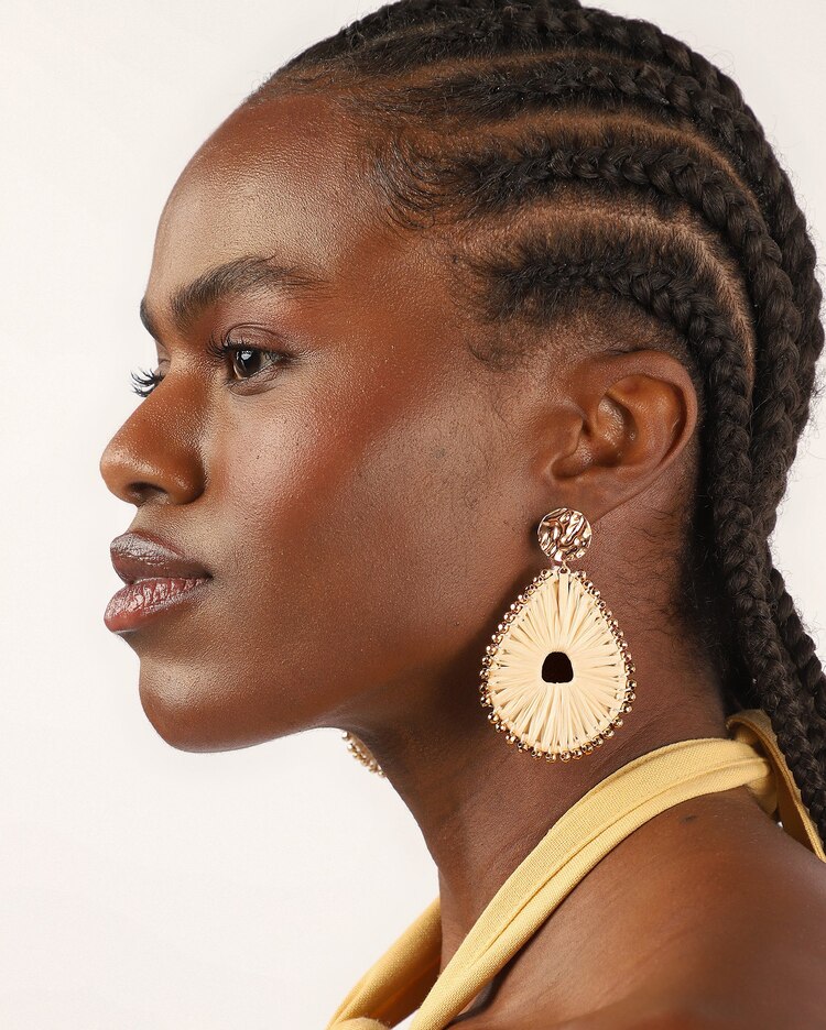 Brinco feminino gota pendente em palha - bege