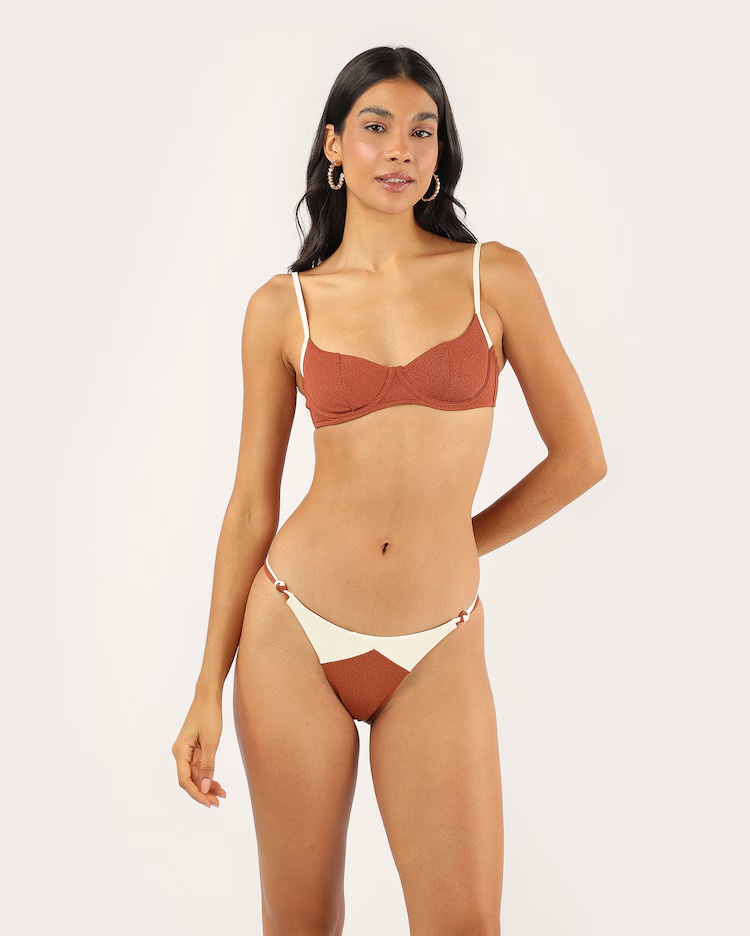 Biquíni calcinha string recortes contrastantes - marrom