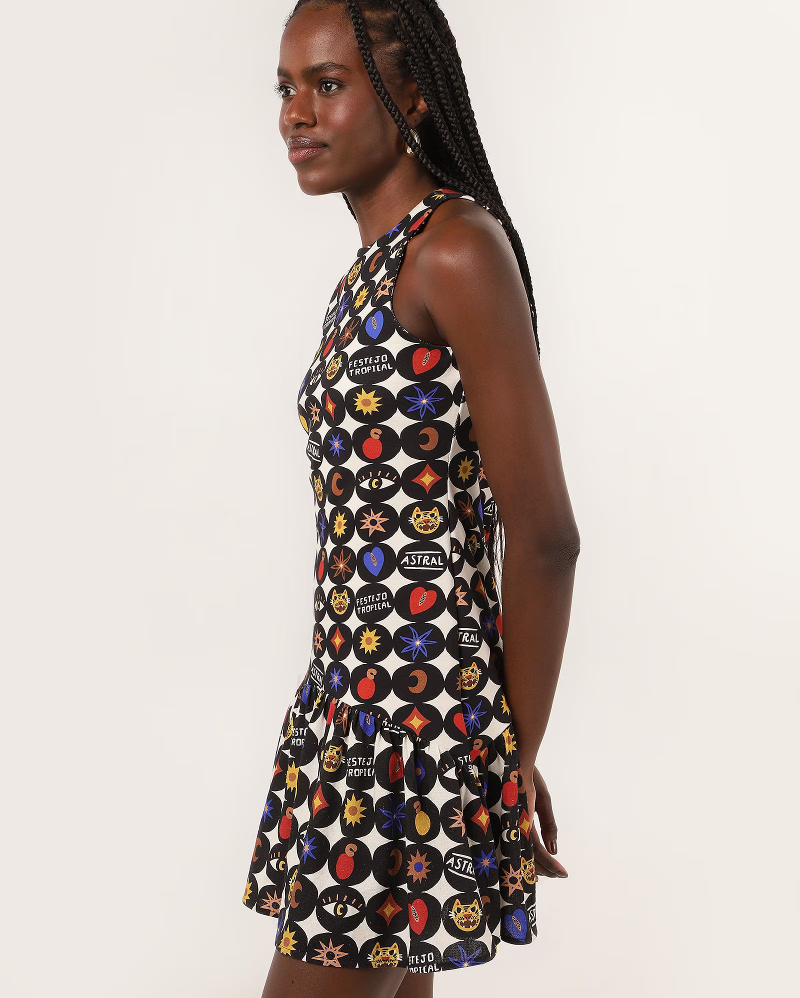 Vestido curto reto astral bege | Ceramiquinho + Riachuelo]