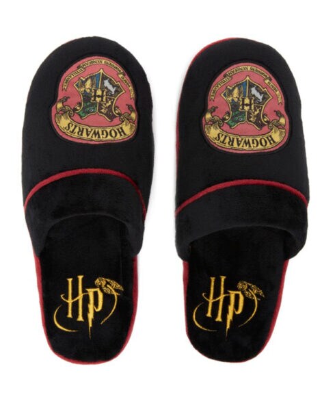 Um par de pantufa preta com o símbolo de Hogwarts 