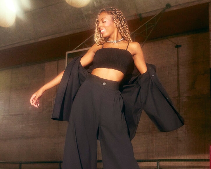 mulher usando um look monocromático all black 