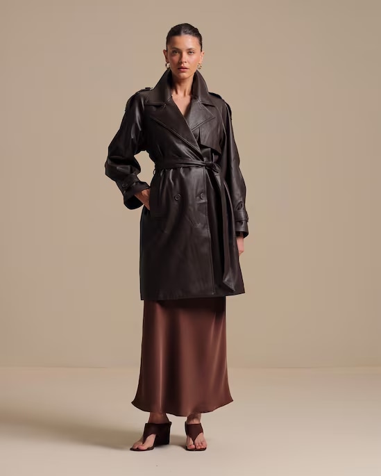 Trench coat feminino em poliuretano com amarração | Silvia Braz + Riachuelo