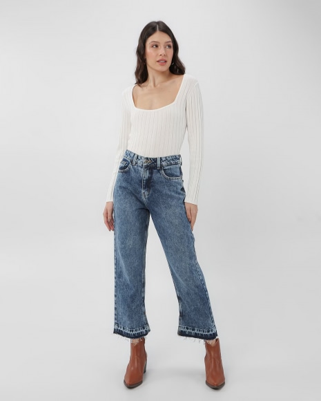 mulher usando calça jeans e bota de cano médio marrom