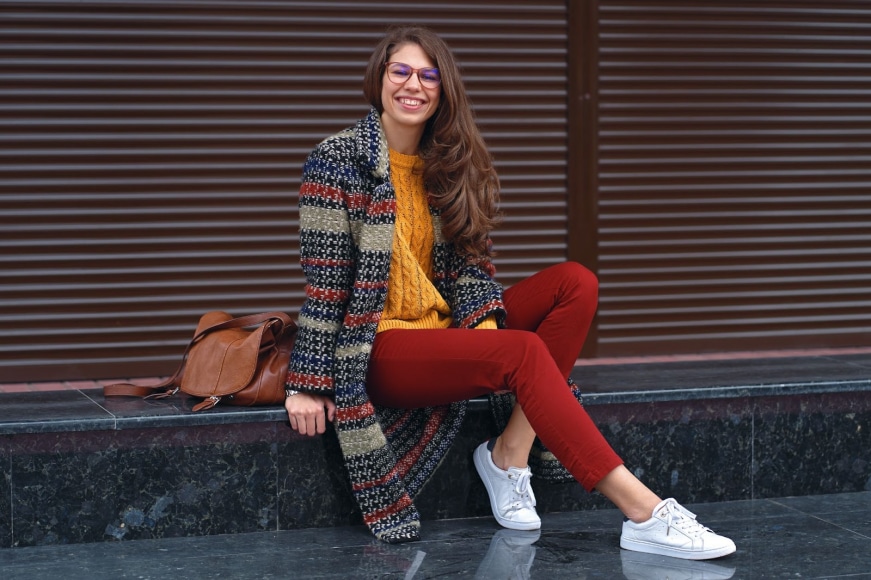 mulher usando casaco tweed em um espaço aberto