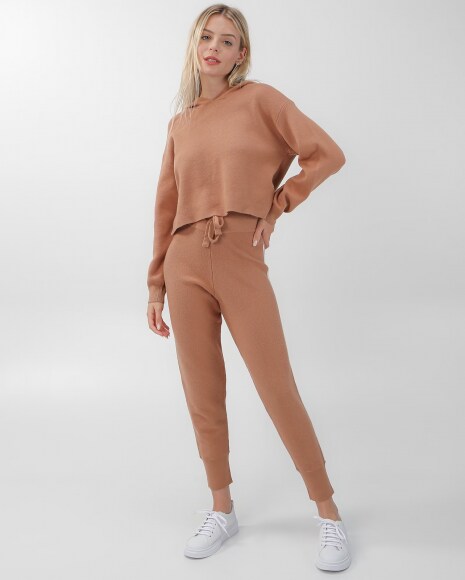 mulher usando um look monocromático marrom 