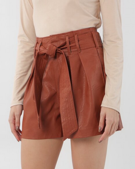 short feminino de poliuretano com pregas e faixa marrom