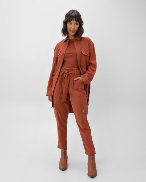 mulher usando um conjuntinho de calça cintura alta e moletom cropped de tricot marrom 