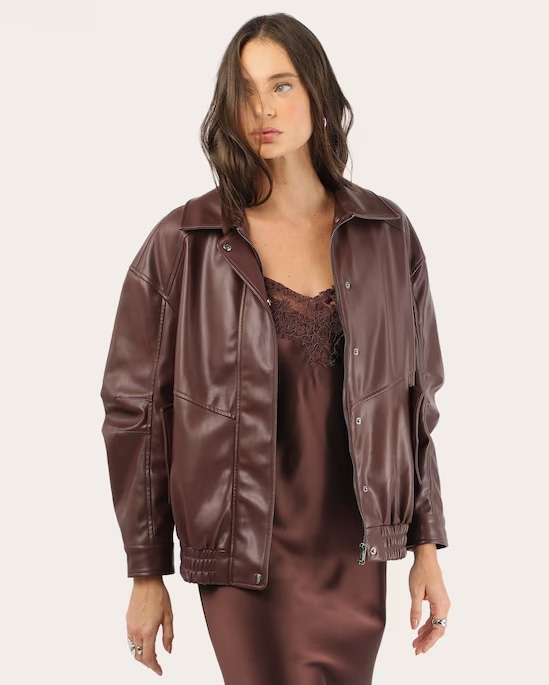 Jaqueta feminina em poliuretano | Silvia Braz + Riachuelo