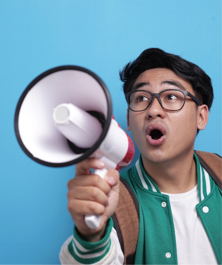 homem com um megafone na mão usando uma blusa college de cor verde